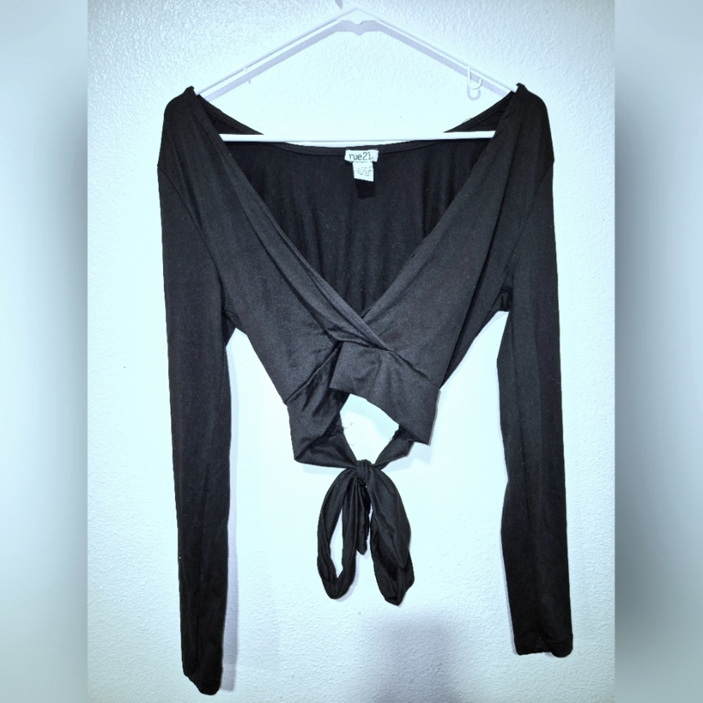 Rue21 black cropped long sleeve top